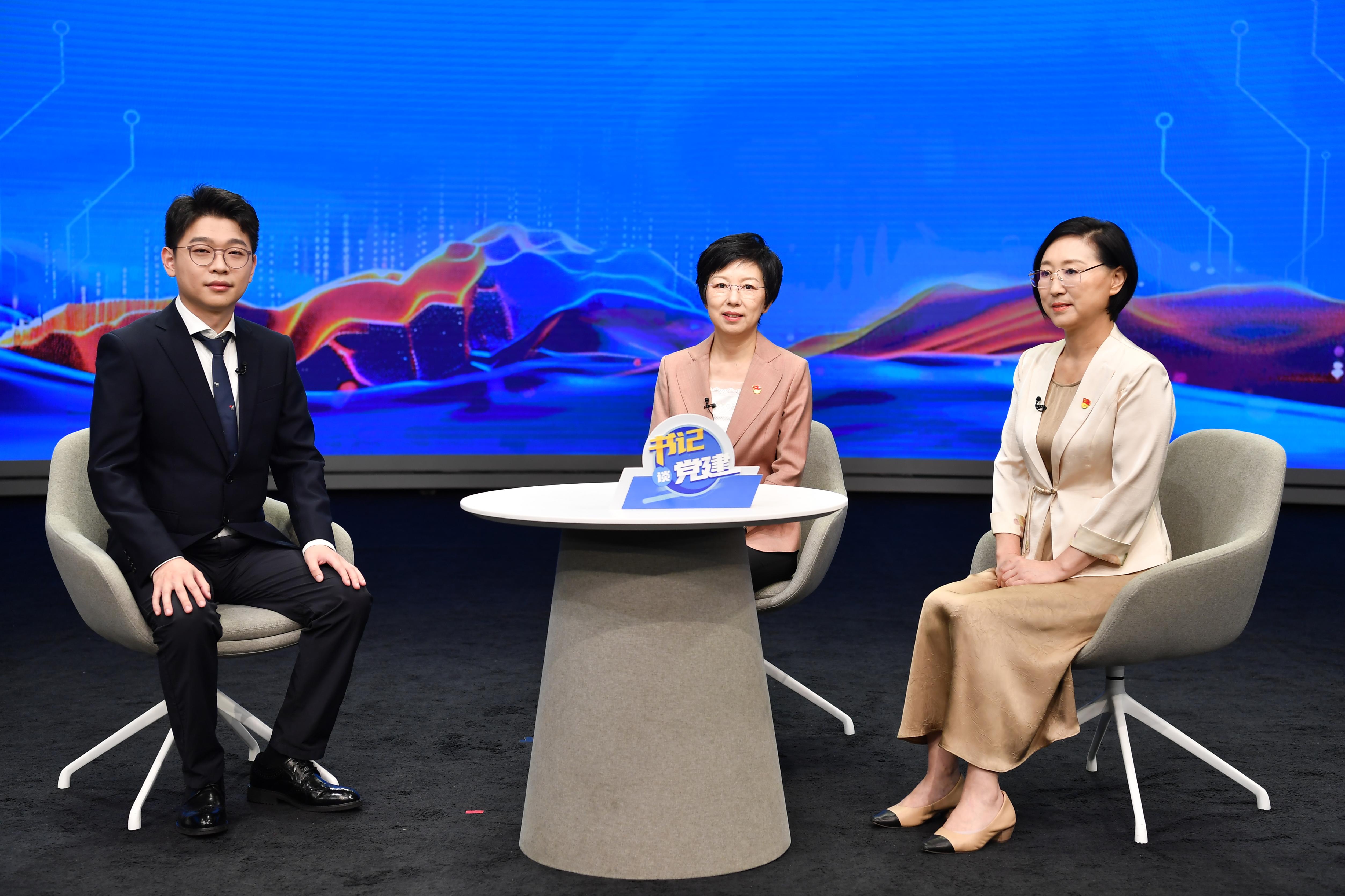 全国妇联副主席、书记处书记章冬梅（中）和山东省临沂市妇联党组书记、主席徐立娟（右）参加《书记谈党建》访谈。